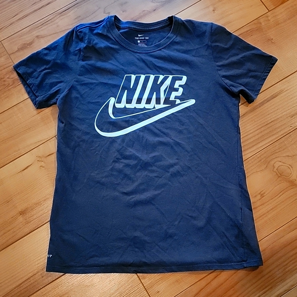 Nike tee. Size medium. Young adult sized